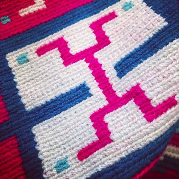 NWT Wayuu Hand-Woven Boho Pompom Tote - Picture 8 of 9